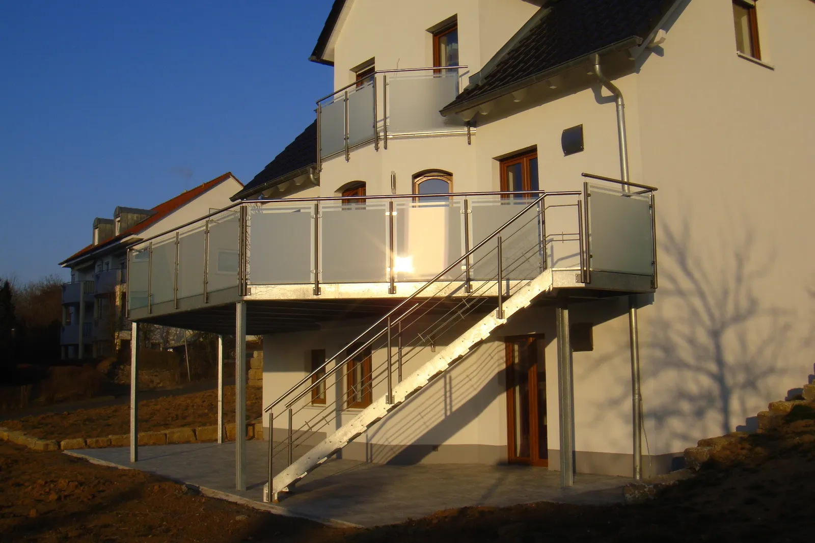 Stahlbalkon mit Außentreppe und Edelstahlgeländer von Douglas Meier