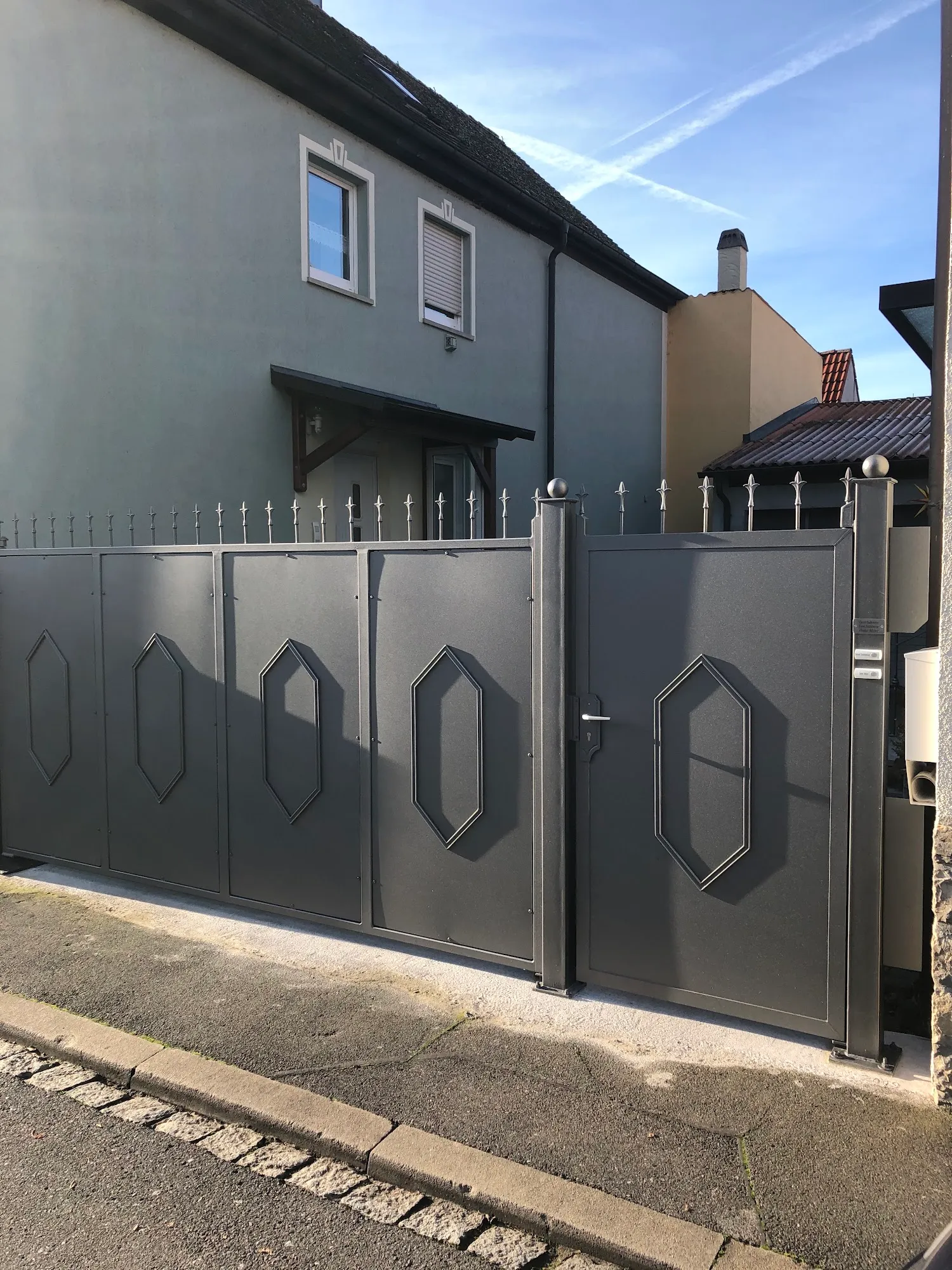Metall-Hoftor mit elektrischem Antrieb