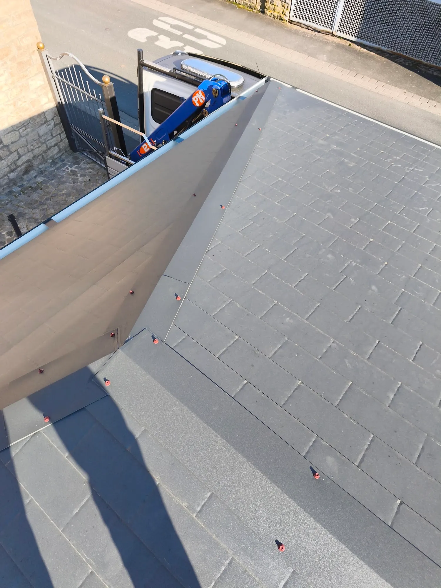 Kran im Einsatz bei der Stahlbaumontage
